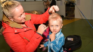 Hampus moster, Sabine Grönroos, ser till att frisyen blir rätt. Moster Sabine Grönroos hjälper systersonen Hampus med håret inför daghemsfotografering.
