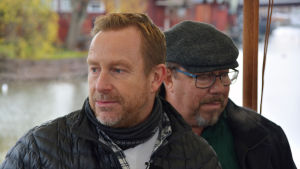 Bröderna Prices matprogramserie heter i Yle:s kanaler "Mat med bröderna Price" ("Veljesten keittiössä"). Adam & James Price från TV-programserien "Spise med Price"