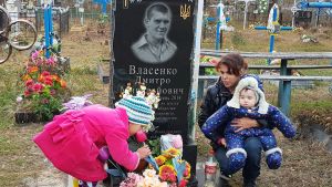 Olena Krupko med barnen Valera och Miroslav besöker Valeras pappas tomma grav Ukrainsk familj vid siin stupade fars grav