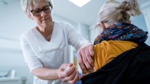 Vaccinationerna inleddes 1975 Neuvolan vastaava terveydenhoitaja Katarina Palo rokottamassa potilasta, Luoto, 3.12.2018.