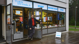 Jaakko Jalonen utanför affären i Vårberga. Jaakko Jalonen stör i dörröppningen utanför affären