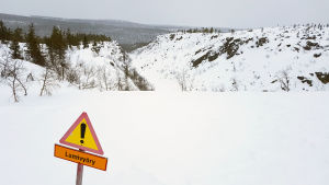 Varning för snöskred i Kulmakuru, invid ett skidspår i Saariselkä. Varning för snöskred i Kulmakuru i Saariselkä.