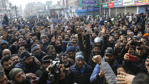 Invånare i provinsen Jammu och Kashmirs sommarhuvudstad Srinagar protesterar mot våldsamheterna och morden på muslimer från Kashmir i Indien Invånare i provinsen Jammu och Kashmirs sommarhuvudstad Srinagar protesterar mot våldsamheterna och morden på muslimer från Kashmir i Indien