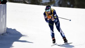 Krista Pärmäkoski slutade åtta i Seefelds skiathlon. Krista Pärmäkoski i en nedförsbacke i Seefelds skiathlon.