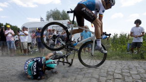 Rafal Majka från Polen och belgaren Olivier Naesen krockar mellan Arras och Roubaix under förra årets upplaga. I bakgrunden ser man den kännspaka bergströjan från Tour de France. Rafal Majka från Polen och belgaren Olivier Naesen krockar mellan Arras och Roubaix under förra årets upplaga.