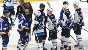 St. Louis och Winnipegs spelare skakar hand efter matchen.