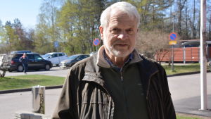 Hans Olof Hallén tycker att simning har många fördelar. Man står vid parkering