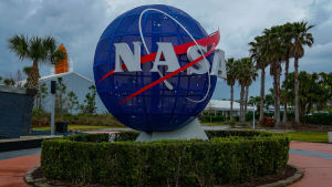 NASA har koll på sin budget, precis som ESA, men för rymdindustrin som helhet kan coronans ekonomiska dyningar få stora konsekvenser Nasasymbolen i form av en jordglob vid ingången till Kennedy Space center.