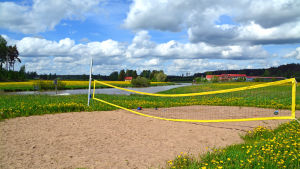 En volleybollplan finns också i centrum av Kerko. En volleybollplan bredvid Borgå å i Kerko.