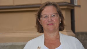 Christina Knookala, bildningsdirektör i Vasa, är väldigt glad över att Gerby nästa år får sitt nya svenskspråkiga daghem. Kvinna framför gul byggnadsfasad.