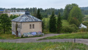 Det gamla pumphuset ligger på en central plats vid Nickbyvägen och alldeles intill ån. Huset säljs tillsammans med ett markområde. Ett gammalt kvadratformat hus vid ån i Sibbo.