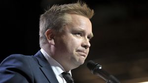 Försvarsminister Antti Kaikkonen förlorade Antti Kaikkonen talade på Centerns partimöte i Kouvola 7.9.2011