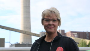 Angelique Irjala säger att PVO:s försäljning öppnar upp för nya möjligheter på området. En kvinna med kort ljust hår och glasögon står framför ett kraftverk.