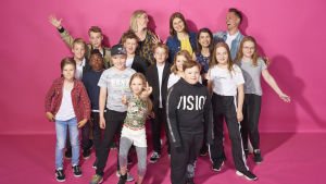 Lyssna på årets artister i MGP Finalisterna och programledarna för MGP 2019 poserar tillsammans.