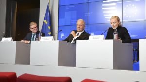 EU-kommissionärerna Julian King, Dimitris Avramopoulos och Maria Ohisalo under EU:s inrikesministermöte i Luxemburg 8.10.2019 EU-kommissionärerna Julian King, Dimitris Avramopoulos och Maria Ohisalo under EU:s inrikesministermöte i Luxemburg 8.10.2019