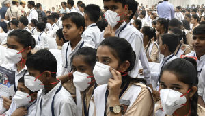Andningsskydd delas ut i skolor i New Delhi 1.11.2019 Andningsskydd delas ut i skolor i New Delhi 1.11.2019