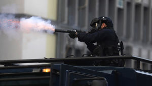 Hongkongpolisen kallades länge "Asias finest", Asiens bästa poliskår. Förtroendet för polisen är bortblåst efter protesterna. Mellakkavarusteinen poliisi ampuu kyynelkaasua.