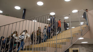 Eleverna fick gå till sina klassrum tillsammans med sin klassföreståndare. Elever går upp för trappa