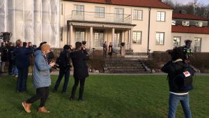 Herrgården i Harpsund är statsministerns rekreations- och representationsbostad. Journalister och fotografer står i rad för att ta bild på Sanna Marin och Stefan Löfven på herrgården i Harpsund.