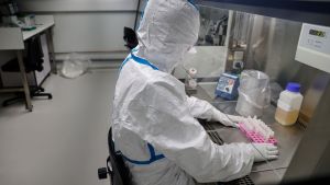 Prover från patienter som misstänks ha smittats av coronavirus undersöks i laboratorium i Paris. Laborant analyserar sampel på laboratorium.