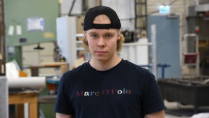 Oscar Broman och hans klasskamrater ska snart bygga hyllor i de nya lokalerna. En man med kepsen bak och fram står i en hall.