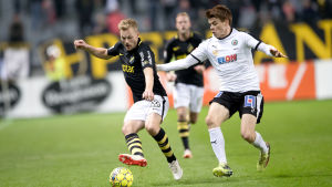 Albin Granlund i farten för sitt ÖSK. Albin Granlund i farten mot AIK.