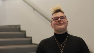 Johannes Lindvall tycker att det är jobbigt när man måste använda kontanter. En ung vit man med uppåtstående, blonderat hår, ser in i kameran.