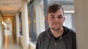 Robert Wikberg har flyttat in i en av lägenheterna vid Seminarieparken i Ekenäs. Robert Wikberg har flyttat in till en lägenhet i studiebostäderna vid Seminarieparken. Han stortrivs.