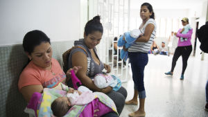 Maribel Zambrano och Yomaira Munhoz väntar på att registrerar sina nyfödda på sjukhuset i Cucuta. Sedan oktober 2019 kan venezuelanska föräldrar ge sina barn ett colombianskt medborgarskap. Kvinnor med sina nyfödda på sjukhuset i Cucuta, Colombia.