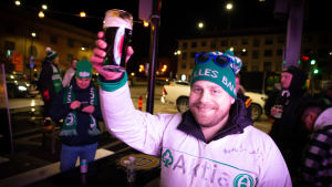 Blod, svett, tårar och öl. Erik Nyblom får äntligen fira. Bandysupporter firar guld