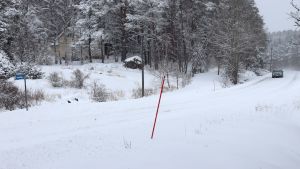 Kraftigt snöfall har lett till att en del fordon också fastnat i snön En bil kör på en snöig väg.