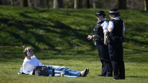 Den brittiska regeringen hotade att skärpa utegångsreglerna om folk inte iakttar större försiktighet då vädret blir varmare. Den brittiska regeringen hotade att skärpa utegångsreglerna om folk inte iakttar större försiktighet då vädret blir varmare.