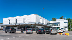 Fokushuset har präglat Karis centrum i flera decennier. Huset är byggt i rationell-konstruktivistisk stil. Karjaan kulttuuritalo Fokus.