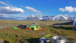 En del av vandringen skall vara njutning och vila. En vandrare vilar i fjällandskap.