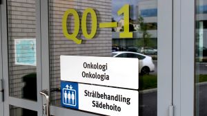 Omkring tusen patienter får strålbehandling på VCS varje år. Sjukhusdörr med texten "Onkologi/Strålbehandling"