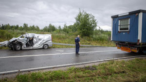Till höger i bild containern som föll på körbanan. Vakava liikenneonnettomuus Kirkkonummella 28.7.2020