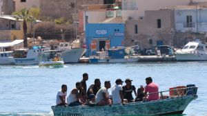 Migranter i en liten båt som anlände till Lampedusa på onsdagen. Lampedusa är en av de Pelagiska öarna. Den italienska ögruppen ligger mellan Tunisien och Sicilien. Migranter i en liten båt som anlände till Lampedusa på onsdagen. Lampedusa är en av de Pelagiska öarna. Den italienska ögruppen ligger mellan Tunisien och Sicilien.