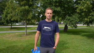 För projektkoordinator Sven Ivars är distansarbete ett fungerande koncept. Sven Ivars i Kuppisparken mellan två träd