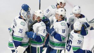 Vancouvers spelare tackar målvakten Jacob Markström efter segern mot Minnesota. Vancouvers spelare tackar målvakten Jacob Markström efter segern mot Minnesota.