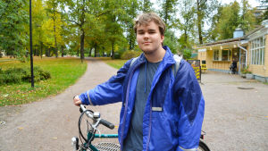 Jani Suomela tycker polisen borde ha viktigare saker för sig än att bevaka cyklisters belysning. En ung man med sin cykel.