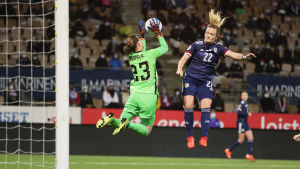 "Vårt försvarsspel har varit lysande i hela kvalet", säger målvakten Korpela. Skottlands Erin Cuthbert försöker få hål på Finlands målvakt Tinja-Riikka Korpela.