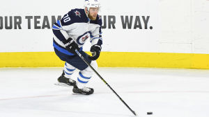 Joe Morrow har spelat över 160 NHL-matcher. Joe Morrow med pucken i sarghörnet.