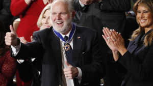 Limbaugh belönades med hedersutmärkelsen "Medal of Honor" i fjol. Rush Limbaugh visar tummen upp efter att ha belönats med hederstecknet Medal of Honor.