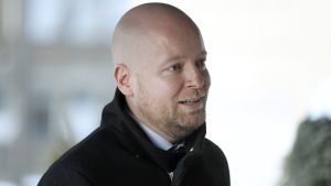 Undervisningsminister Jussi Saramo säger att man ska sträva efter att så många som möjligt kan delta i skrivningarna. Jussi Saramo i svart ytterrock.