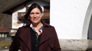 Stephanie Hintermayr Turistchefen Stephanie Hintermayr utanför rådhuset i Bayrischzell