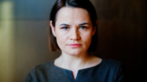 Svetlana Tichanovskaja säger att belarusierna fortsätter att
kämpa mot Aleksandr Lukasjenko. Mörkhårig kvinna tittar mot kameran. Svetlana Tichanovskaja besöker Finland för att träffa landets utrikespolitiska ledning.