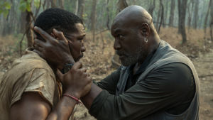 Från far till son. David (Jonathan Majors) kommer snart att inse att pappa Paul (Delroy Lindo) inte alls lämnat Vietnam bakom sig. Pappa Paul försöker lugna sonen David genom att hålla hårt om hans huvud.
