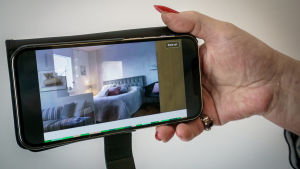 Mattson har bekantat sig med sitt nya hus via foton och video. Arkivbild. Myytävänä oleva asunto kännykän näytöllä.