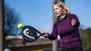 Nina Katajainen säger att intresset för padel bara ökar hela tiden. Det här syns bland annat i att antalet padelbanor blir allt fler i Åboland. "Finns det en bana, spelar människor", säger Katajainen. Padeltennis