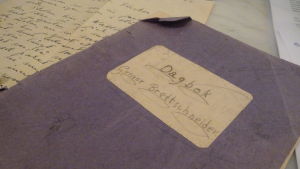 Gunvor Brettschneiders blå, tummade dagbok från tiden i interneringslägren 1944-1946